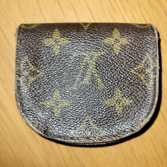 Louis Vuitton Vintage Monogram Round Coin Pouch - Picture 4 of 11